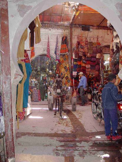 folklore-marches-villes-souk-marrakech-.jpg*414*550